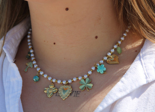 Collier, perles blanches, pampilles vertes et or