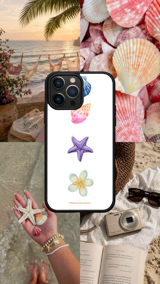 Coque de téléphone Coquillage de la collection Beaux Jours avec illustration de coquillages, étoile de mer et fleur tropicale sur fond blanc.