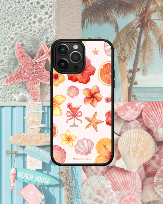 Coque de téléphone Tropic Vibes avec fleurs tropicales, coquillages, étoile de mer, agrumes et cocktail rose, design inspiré des vacances et de l'été.