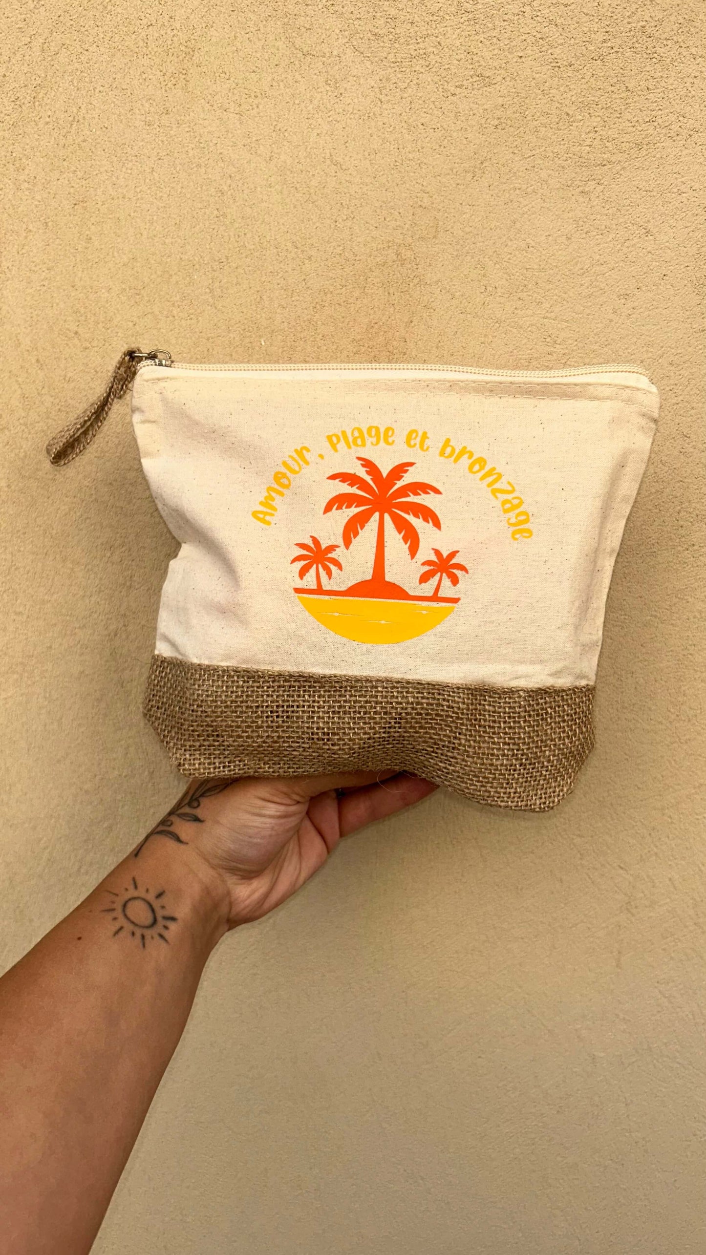 Pochette inscription "amour, plage et bronzage" design palmier coucher de soleil
