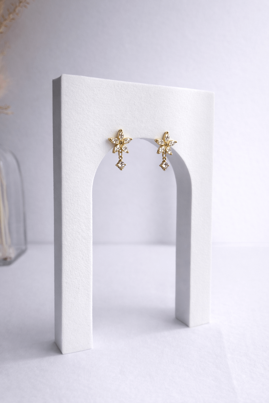 Boucles d'oreille or, fleurs et diamants 
