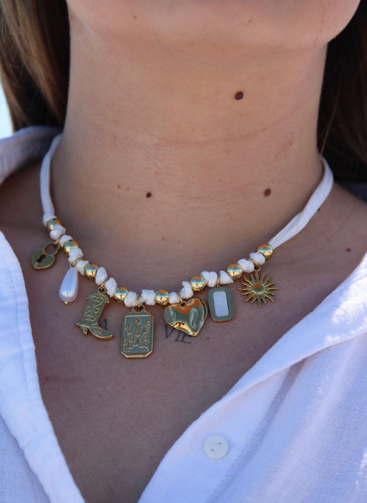 Collier Meryle, tissus blanc, pampilles blanches et or 