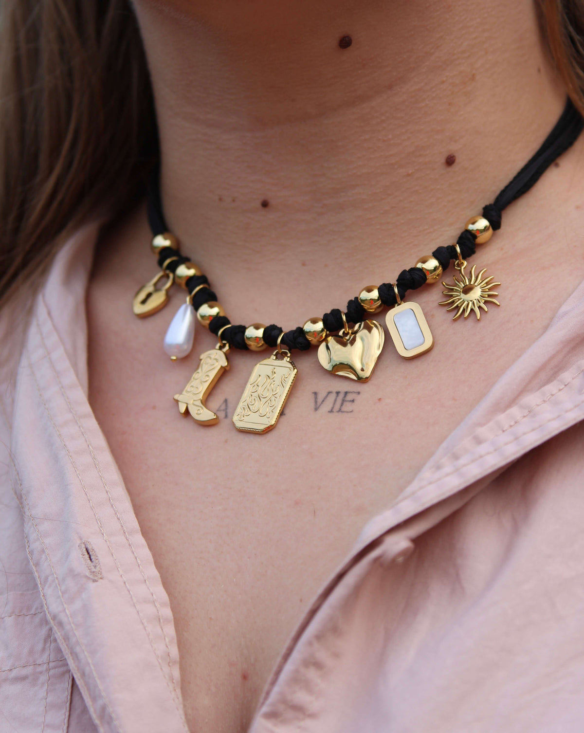 Collier Meryle, tissus noir, bijoux or 