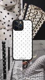 Coque de téléphone Mini Pois de la collection Beaux Jours avec motif de petits pois noirs sur fond blanc.