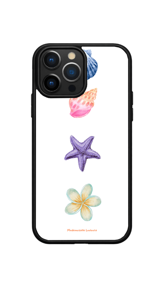 Coque de téléphone Coquillage de la collection Beaux Jours avec illustration de coquillages, étoile de mer et fleur tropicale sur fond blanc.