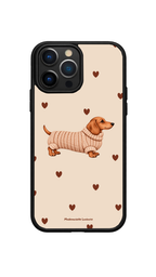 Coque de téléphone Charly sur fond beige avec un teckel roux en pull en maille et de petits cœurs bruns.