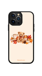 Coque de téléphone Miel sur fond crème, avec un ourson, une tasse, des livres, une bougie et des citrouilles.