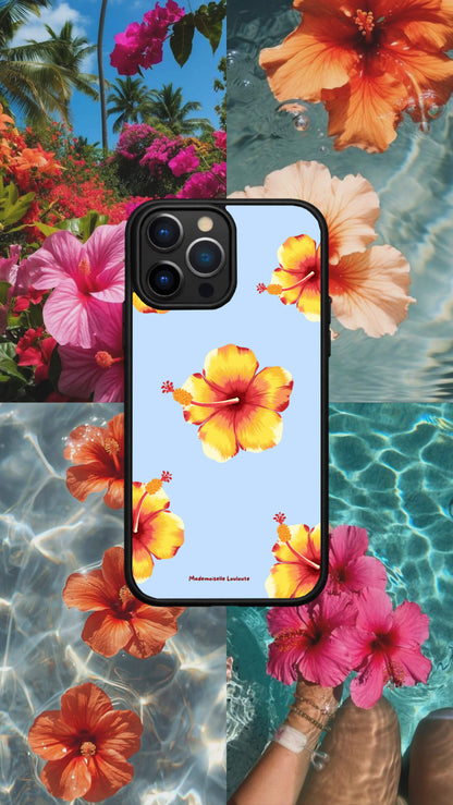 Coque de téléphone Hibiscus de la collection Beaux Jours avec grandes fleurs tropicales roses et rouges sur fond bleu.