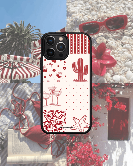Coque de téléphone Amore avec motifs cerises, cocktails, cactus, cœurs et étoile de mer dans un style patchwork rétro inspiré des vacances.
