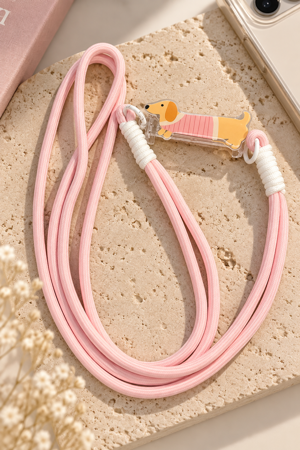 Cordon de téléphone Lana rose pastel avec motif teckel jaune en pull rose
