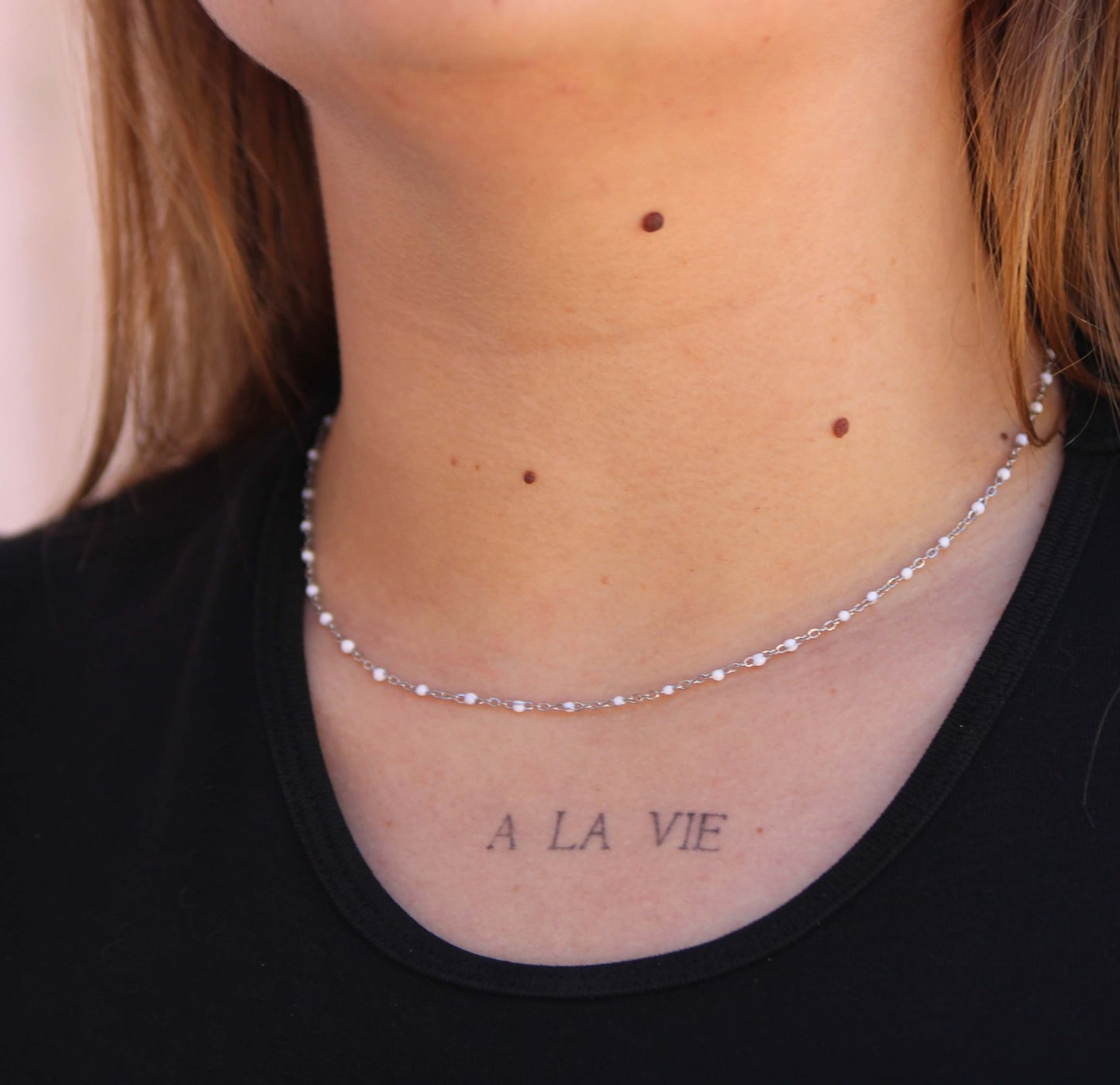Collier Argenté, ornée de petites perles blanches 
