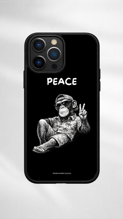 COQUE, INSCRIPTION PEACE, AVEC UN SINGE LUNETTE DE SOLEIL 