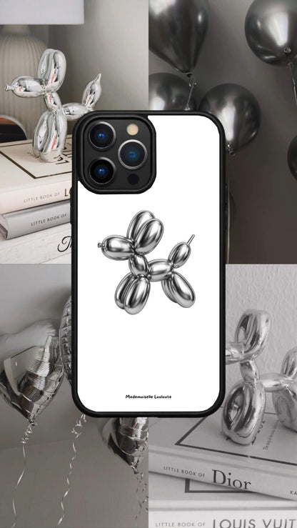 Coque de téléphone Silver Dog avec chien ballon argenté sur fond blanc