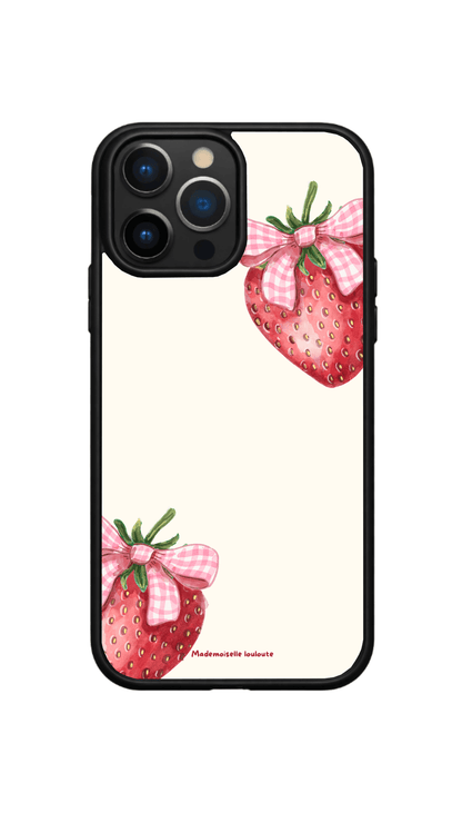 Coque de téléphone Strawberry Kiss avec fraises et nœuds vichy rose sur fond crème